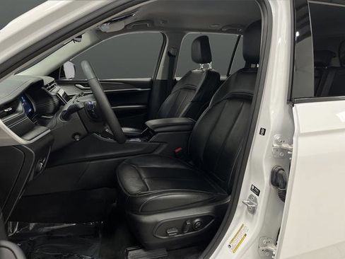 Used 2023 Jeep Grand Cherokee Limited w/ Luxury Tech Group II image 4