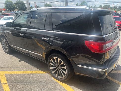 Used 2019 Lincoln Navigator Select w/ Technology Package RWD image 3