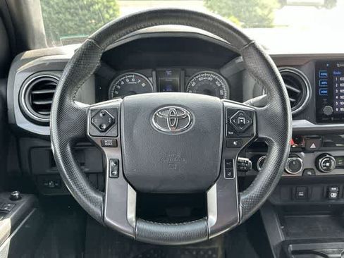 Used 2018 Toyota Tacoma TRD Sport AWD/4WD image 7