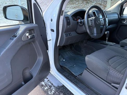 Used 2018 Nissan Frontier SV image 12