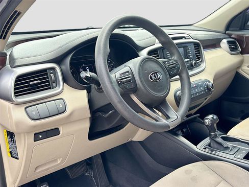 Used 2017 Kia Sorento FWD image 9