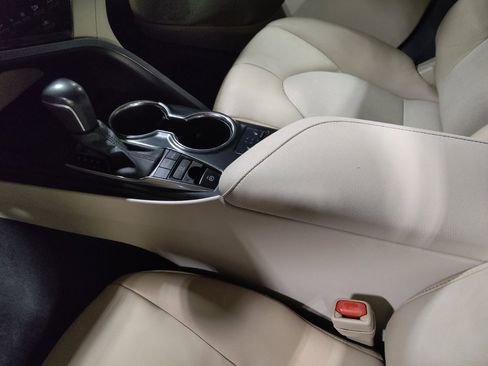 Used 2020 Toyota Camry XLE image 26