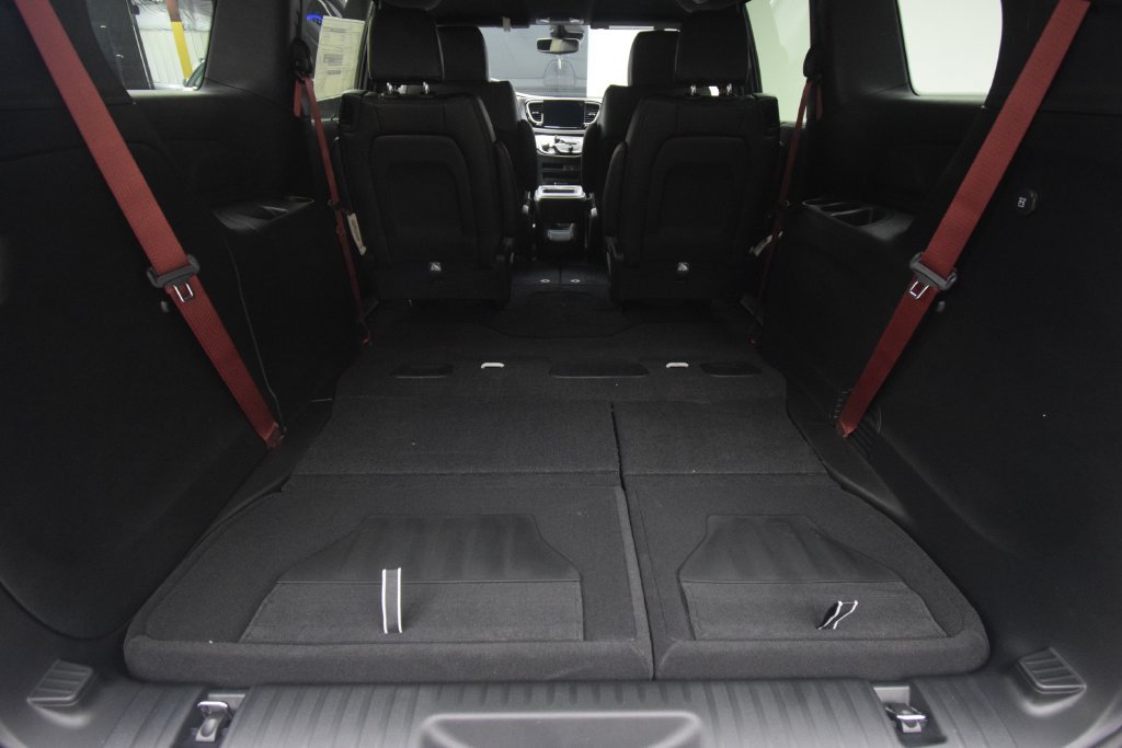 New 2027 Chrysler Pacifica Select FWD image 36