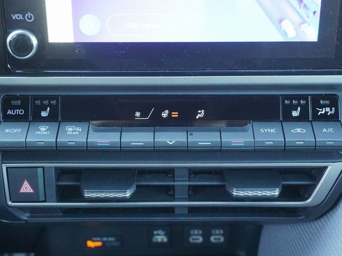 Used 2025 Toyota Camry SE w/ Convenience Package image 12