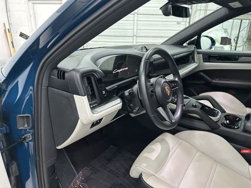 Used 2024 Porsche Cayenne Coupe image 9