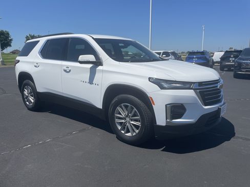 Used 2023 Chevrolet Traverse LT w/ Rear Camera Mirror Package AWD/4WD image 7