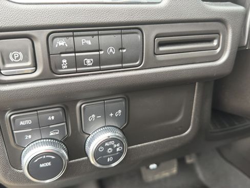 Used 2024 GMC Yukon SLT w/ SLT Premium Package AWD/4WD image 11