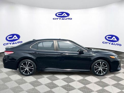 Used 2020 Toyota Camry SE image 2