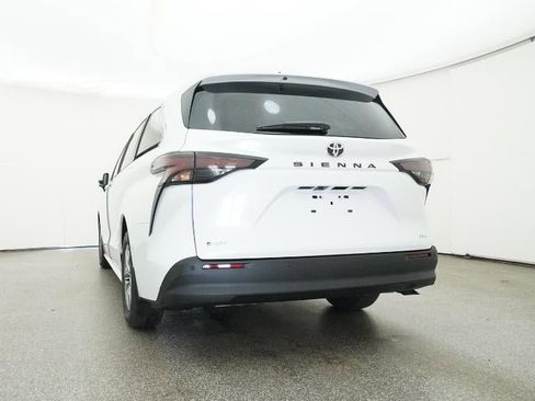 New 2026 Toyota Sienna XLE image 22