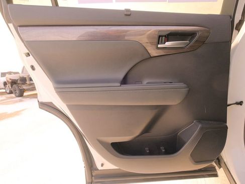 Used 2021 Toyota Highlander Platinum image 27