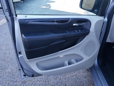 Used 2020 Dodge Grand Caravan SXT image 12