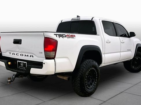 Used 2018 Toyota Tacoma TRD Off-Road AWD/4WD image 12