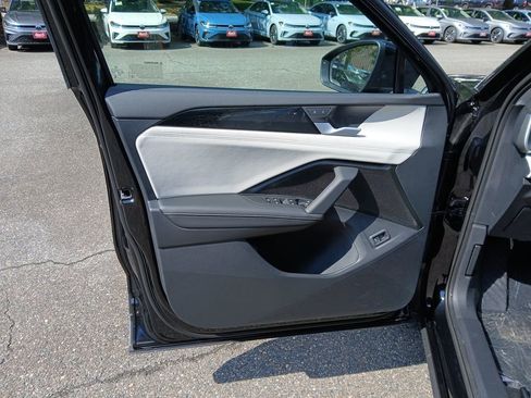 New 2025 Volkswagen Tiguan SE image 10