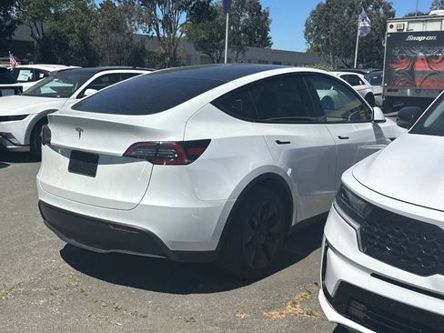 Used 2025 Tesla Model Y Long Range RWD image 5