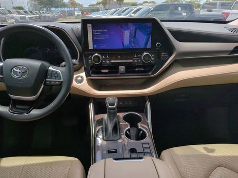 Used 2023 Toyota Highlander Limited FWD image 14