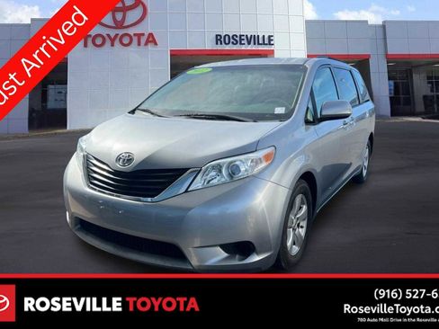Used 2012 Toyota Sienna LE image 1
