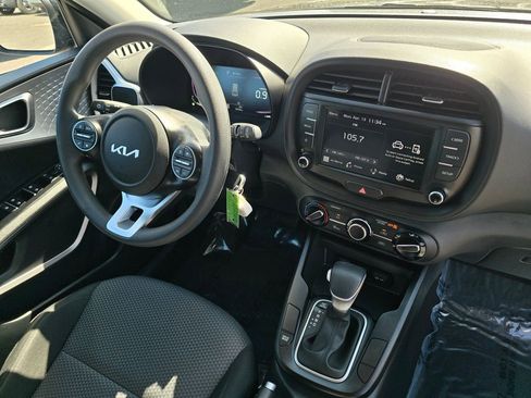 Used 2023 Kia Soul LX w/ LX Technology Package image 11