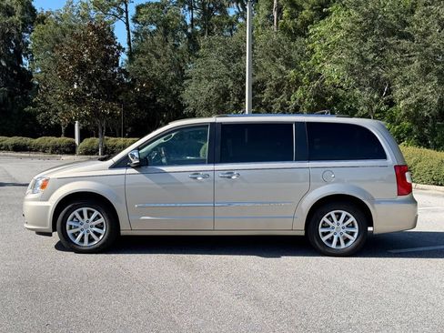 Used 2016 Chrysler Town & Country Limited Platinum FWD image 2