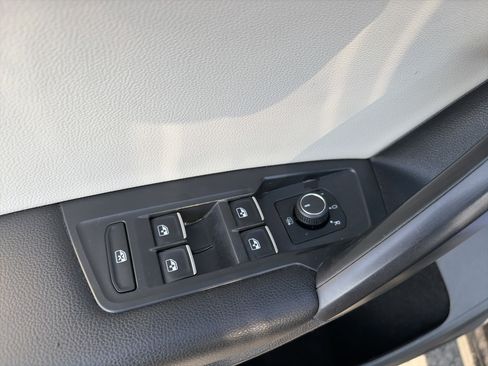 Used 2021 Volkswagen Tiguan SE image 17