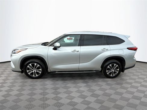 Used 2022 Toyota Highlander XLE image 9