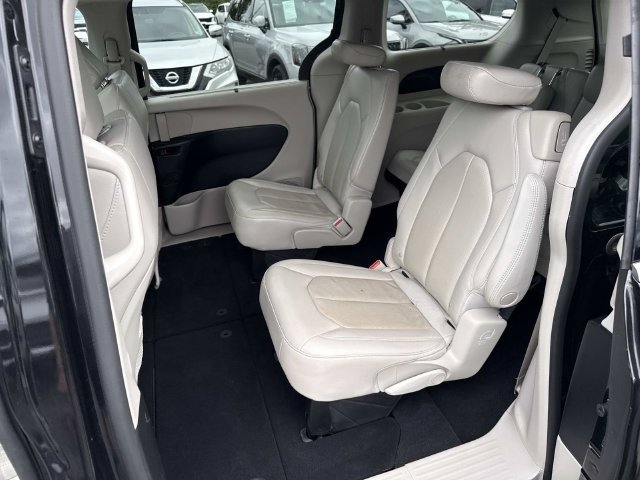 Used 2020 Chrysler Pacifica Touring-L FWD image 17