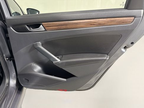 Used 2022 Volkswagen Passat 2.0T image 26