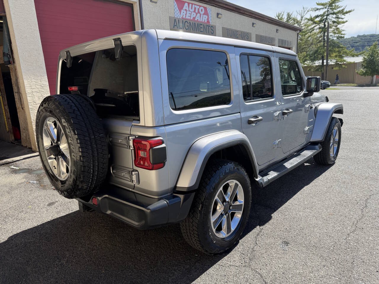 Used 2018 Jeep Wrangler Unlimited Sahara AWD/4WD image 6