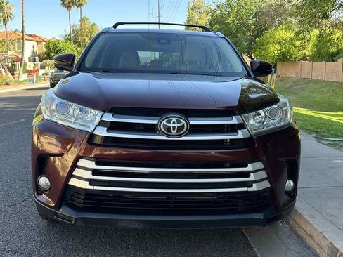 Used 2019 Toyota Highlander XLE image 3