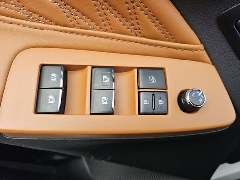 Used 2022 Toyota Avalon Limited image 27