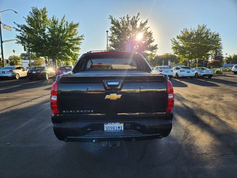 Used 2013 Chevrolet Avalanche LTZ image 4