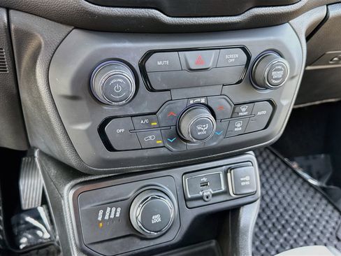 Used 2018 Jeep Renegade Altitude AWD/4WD image 18