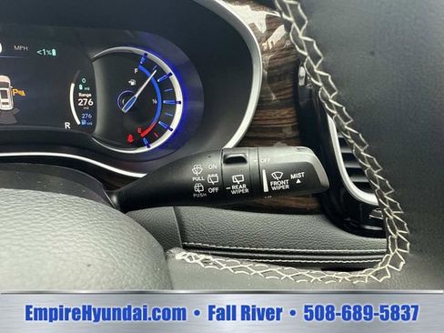 Used 2023 Chrysler Pacifica Limited FWD image 31