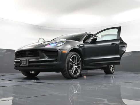 Certified 2025 Porsche Macan image 39