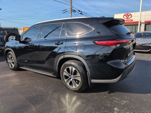 Used 2022 Toyota Highlander XLE FWD image 3