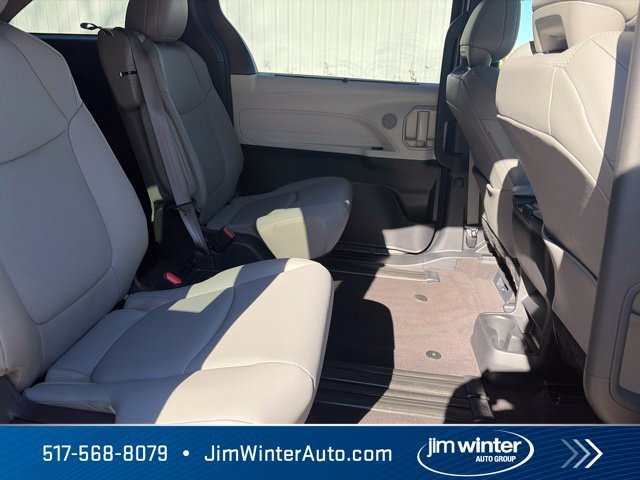 Used 2025 Toyota Sienna XLE FWD image 17