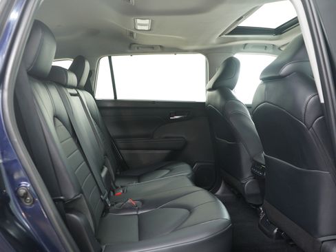 Used 2022 Toyota Highlander XLE image 14