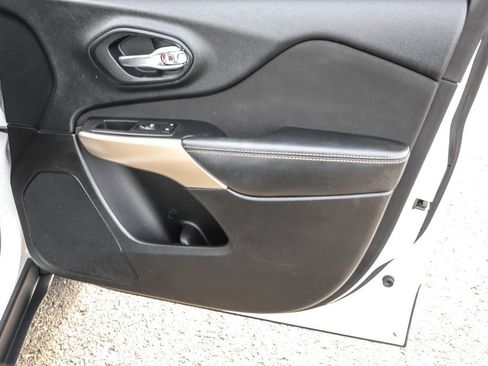 Used 2018 Jeep Cherokee Latitude w/ Altitude Package FWD image 40