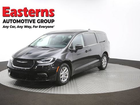Used 2023 Chrysler Pacifica Touring-L FWD image 57