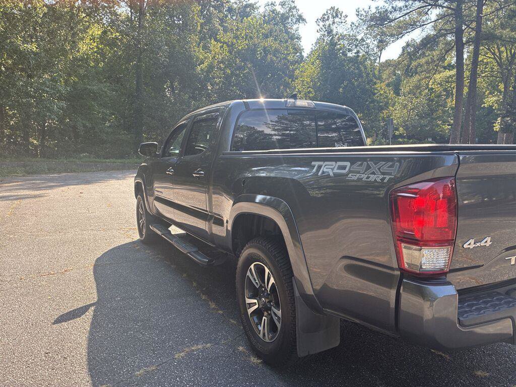 Used 2017 Toyota Tacoma TRD Sport w/ Tow Package AWD/4WD image 4