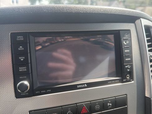 Used 2010 Jeep Grand Cherokee Laredo AWD/4WD image 13