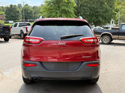 Used 2017 Jeep Cherokee Sport FWD image 3