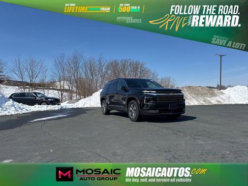 Used 2025 Chevrolet Traverse LT image 1