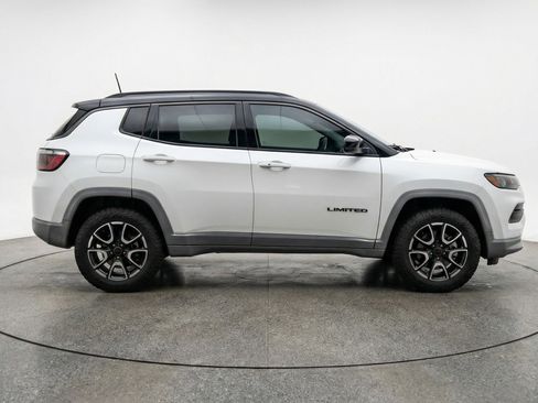 Used 2025 Jeep Compass Trailhawk image 11