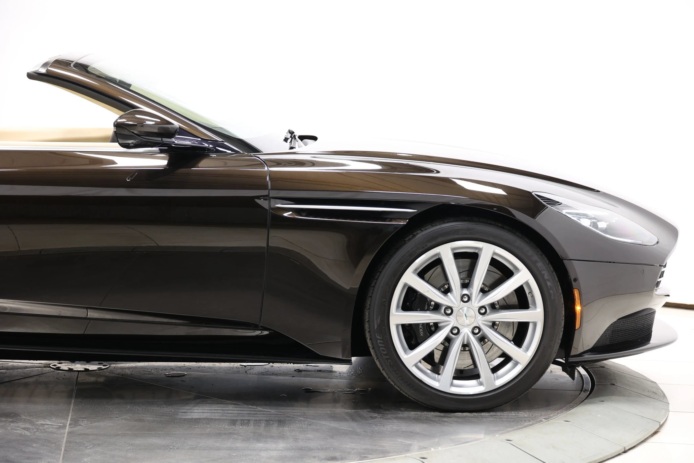 Used 2019 Aston Martin DB11 Volante RWD image 77