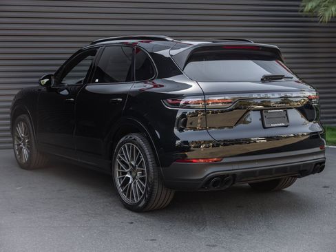Certified 2023 Porsche Cayenne Platinum Edition AWD/4WD image 3
