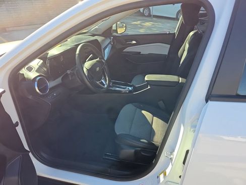 Used 2025 Chevrolet Trax LT w/ LT Convenience Package FWD image 4