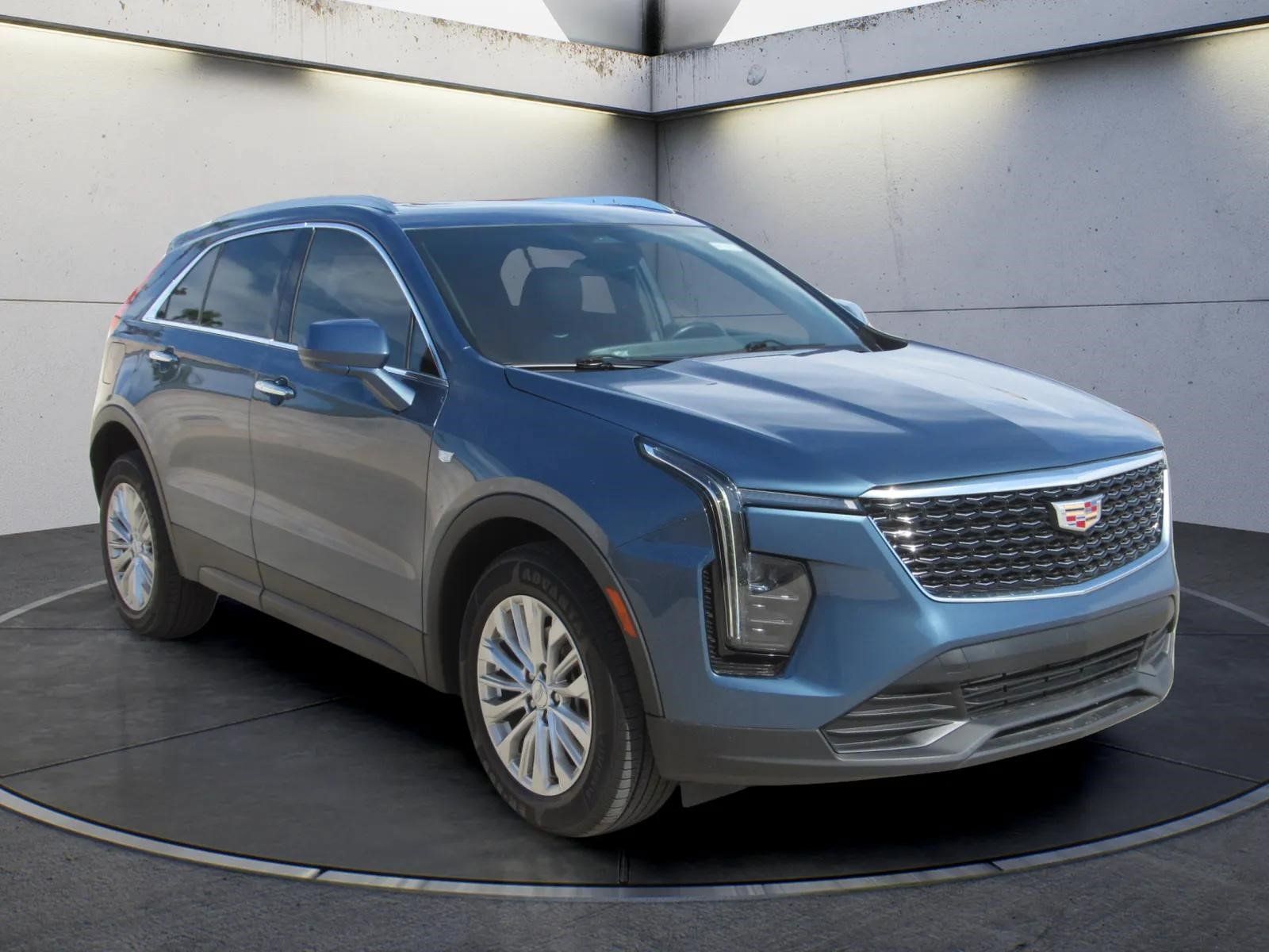 Used 2024 Cadillac XT4 Luxury w/ Cold Weather Package FWD image 2