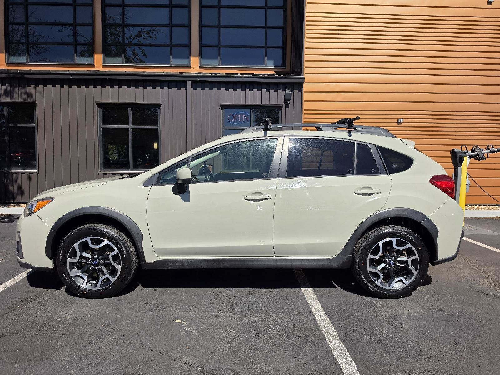 Used 2017 Subaru Crosstrek 2.0i Premium AWD/4WD image 2