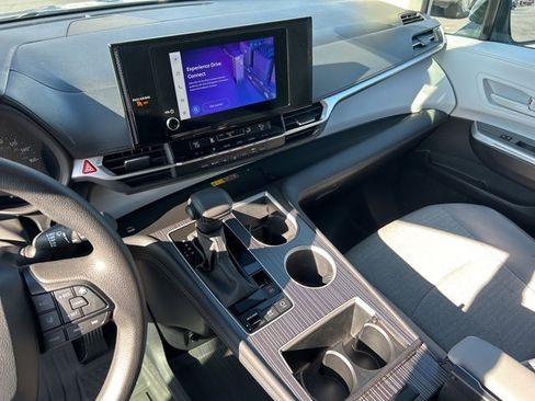 Used 2025 Toyota Sienna LE image 31
