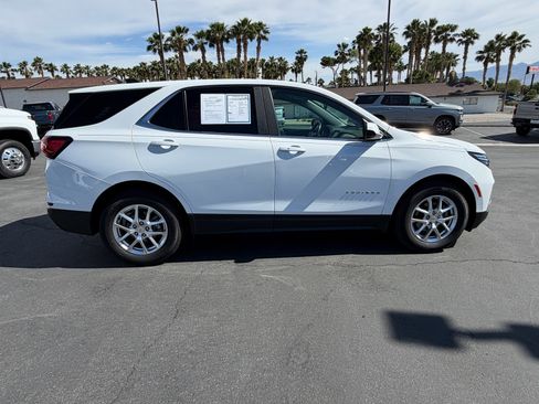 Used 2022 Chevrolet Equinox LT FWD image 2